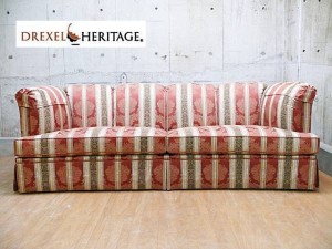 【DREXEL】ドレクセル ヘリテイジ Upholstery アップホルスタリー 3Pソファです。 【仕様】サイズ：約 L223 ×D98 ×H77 ×SH42 cm 仕様：ファブリック 参考販売価格(新品)：1,123,200 円 【商品説明】くつろいだ優美なひとときを演出する美しいフォルムの椅子。 こだわりの品質とデザインは特別に吟味された素材の組み合わせによるクッション性と丈夫な内部構造によるもの。思いやりを込めた丁寧なテーラーメイド。ドレクセルの逸品は熟練の技と美しいマッチング技術により心ゆくまでの確かな座り心地が生まれます。ヨーロッパ家具のもち味である、今回ご紹介の商品は、ドレクセルブランドの中でも人気のある「アップホルスター」のひとつとなります。 ご参考までにこちらをご覧下さい。 【コンディション】目立つような傷、汚れもなく、全体的にとてもきれいですので新品を購入予定のお客様にお薦めです。(画像にてご確認下さい) ※コンディション等、気になるお客様は世田谷区船橋の倉庫でご覧いただけます。 ※同時にドレクセルの商品を多数出品していますのでセットとしてもお使いいただけます。(セットでの画像はイメージで1点ずつ出品となります) 